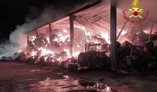 Il terribile incendio che ha devastato la cascina