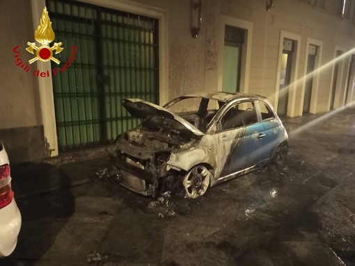 Notte di fuoco ad Asti: in fiamme tre auto in tre vie diverse