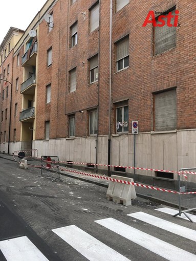 Asti: cadono pezzi di intonaco in strada in via Malta. Area transennata