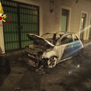 Notte di fuoco ad Asti: in fiamme tre auto in tre vie diverse