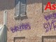 In questa e nelle foto successive alcuni dei graffiti tracciati sui muri