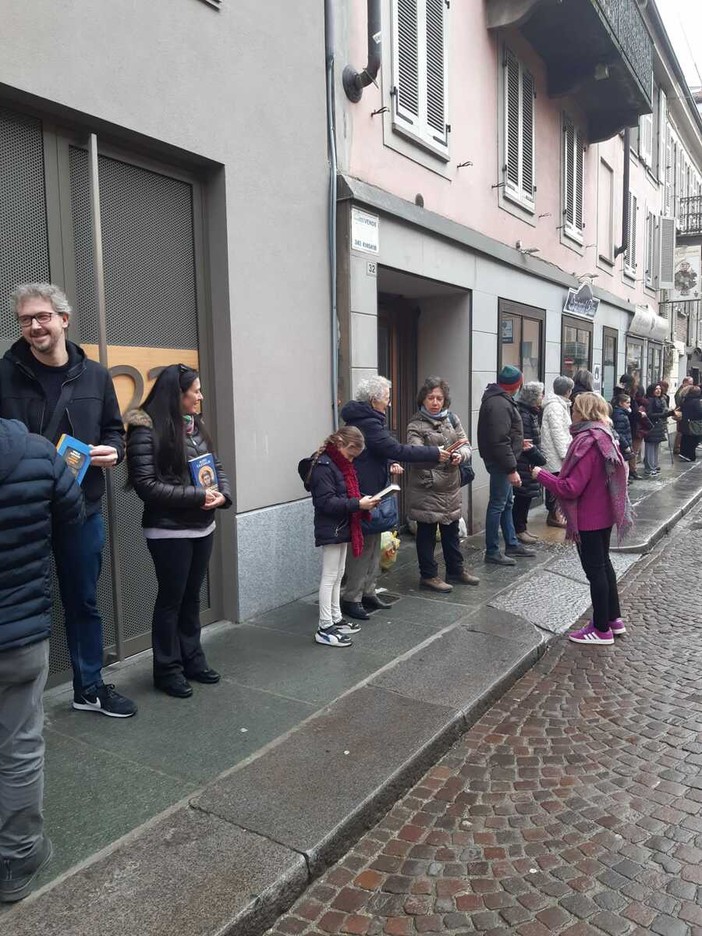 Il flash mob letterario del trasloco ad Alberi d'acqua