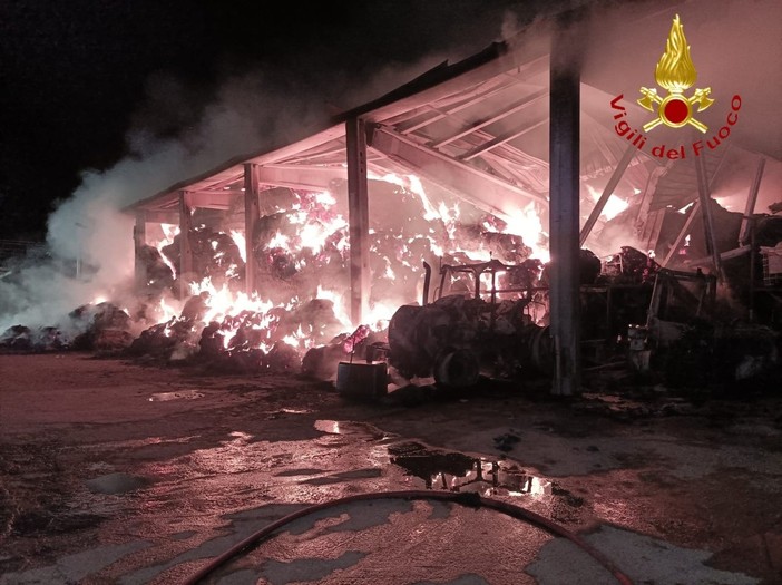 Il terribile incendio che ha devastato la cascina Il terribile incendio che ha devastato la cascina