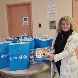 La Voce ... delle scuole: i giovani volontari UNICEF portano i "regali sospesi" ai bambini dell'ospedale di Asti