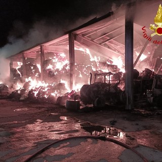 Il terribile incendio che ha devastato la cascina