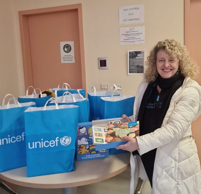 La Voce ... delle scuole: i giovani volontari UNICEF portano i "regali sospesi" ai bambini dell'ospedale di Asti La Voce ... delle scuole: i giovani volontari UNICEF portano i "regali sospesi" ai bambini dell'ospedale di Asti