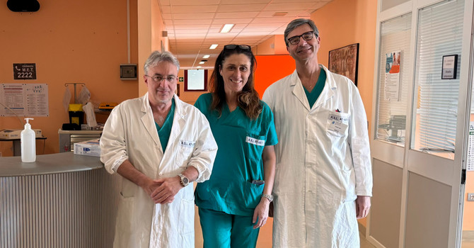 Da sinistra: il dottor Giovanni Zarrelli (direttore dell’Urologia), la dottoressa Maria Carmela Giuffrida (direttore della Chirurgia Generale), il chirurgo Ugo Parisi che ha preso parte all’intervento