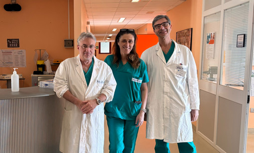 Da sinistra: il dottor Giovanni Zarrelli (direttore dell’Urologia), la dottoressa Maria Carmela Giuffrida (direttore della Chirurgia Generale), il chirurgo Ugo Parisi che ha preso parte all’intervento