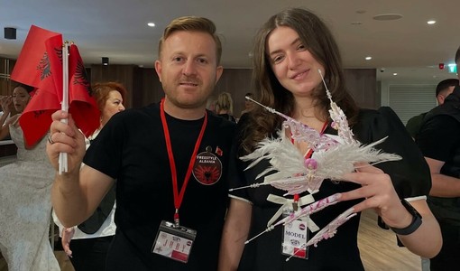 Dal fuoco alle bende: ad Asti il barbiere 'estremo' che spopola sui social