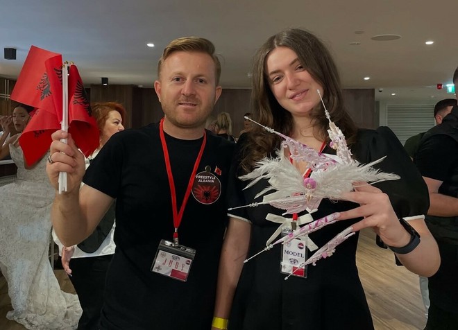 Dal fuoco alle bende: ad Asti il barbiere 'estremo' che spopola sui social