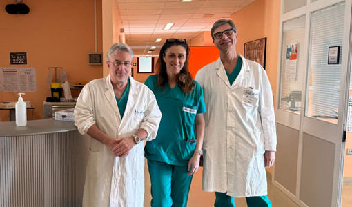 Da sinistra: il dottor Giovanni Zarrelli (direttore dell’Urologia), la dottoressa Maria Carmela Giuffrida (direttore della Chirurgia Generale), il chirurgo Ugo Parisi che ha preso parte all’intervento