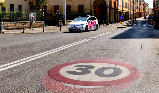 Un tratto di zona 30 a Bologna (immagine tratta dal sito del Comune emiliano)