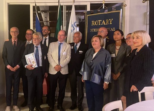 Il governatore Arlandini, al centro con il presidente Florio, insieme al segretario distrettuale Tullio Vernazza e ad alcuni componenti del direttivo del Rotary Club Asti