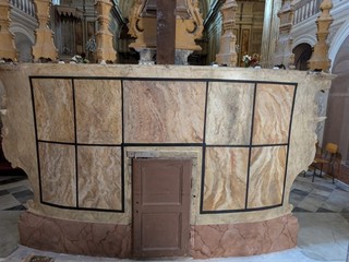 Altare principale dopo il restauro