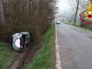 Auto a GPL si ribalta e finisce fuori strada: momenti di paura a Robella Auto a GPL si ribalta e finisce fuori strada: momenti di paura a Robella