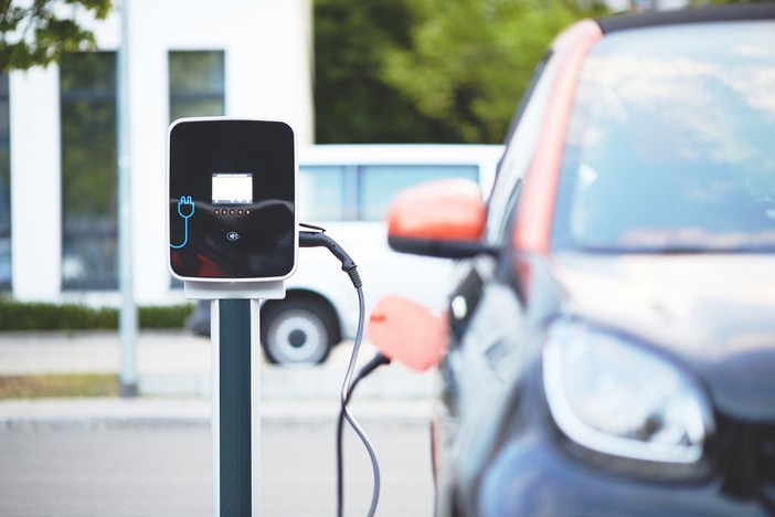 Autovetture a combustione elettrica L'auto del futuro: elettrica, autonoma, connessa?