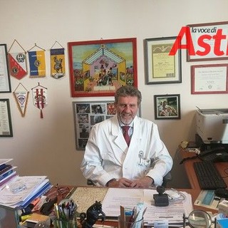 Il dottor Marco Aguggia nel suo studio all'ospedale Cardinal Massaia