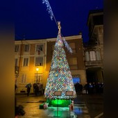 Ottanta chilometri di lana per l'albero di Natale con &quot;piastrelle&quot; all'uncinetto a Rocchetta Tanaro