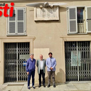 In foto: Vito Biscione, Maurizio Martino e Simone Nosenzo sotto la targa sulla casa natale di Gian Felice Gino