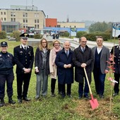 La cerimonia di piantumazione dell’Albero della Salute nel viale d’ingresso del Cardinal Massaia La cerimonia di piantumazione dell’Albero della Salute nel viale d’ingresso del Cardinal Massaia