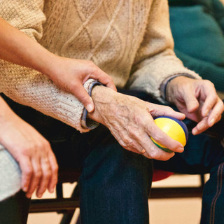 Prestazione universale: come funziona il nuovo aiuto Inps per gli over 80