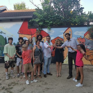 A Isola d'Asti un grande murales a tema la &quot;Gabbianella e il gatto&quot; di Luis Sepúlveda