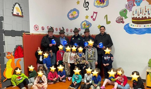 Gli Alpini portano un dono alle scuole dell’infanzia di Incisa e Castelnuovo