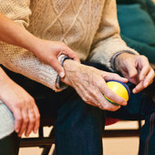 Prestazione universale: come funziona il nuovo aiuto Inps per gli over 80