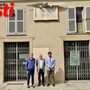 In foto: Vito Biscione, Maurizio Martino e Simone Nosenzo sotto la targa sulla casa natale di Gian Felice Gino