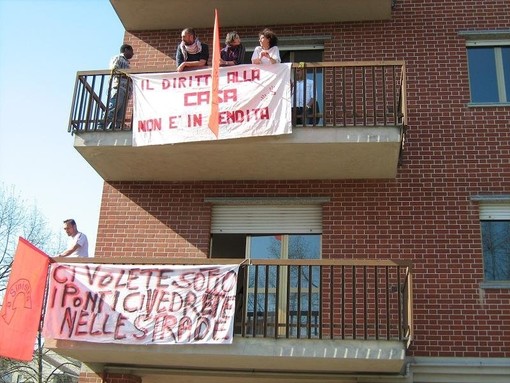 Immagine di una precedente manifestazione di protesta dei condomini dello stabile