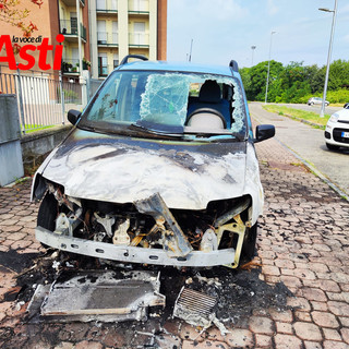 Auto in fiamme questa notte in strada allo Scalo, esclusa la pista dolosa