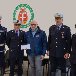 Il dott. Testore con, da sinistra, l'ispettore Buoso, il comandante Saracco, il vicecomandante Borgo e la commissario Capusso Il dott. Testore con, da sinistra, l'ispettore Buoso, il comandante Saracco, il vicecomandante Borgo e la commissario Capusso