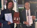 L'artista (a sinistra nell'immagine) con il presidente Rotary Alberto Bazzano