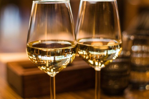 Naviga nella Vasta Selezione di Vini Online: Dall'eccellenza regionale alle offerte imbattibili