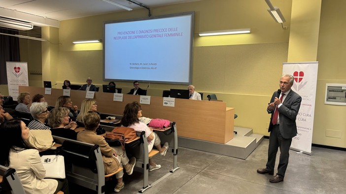 Il dottor Barbero ritratto durante il suo intervento