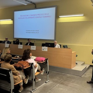 Il dottor Barbero ritratto durante il suo intervento