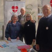 Alcuni volontari della Fondazione ritratti ad un banchetto informativo allestito in piazza Alfieri Alcuni volontari della Fondazione ritratti ad un banchetto informativo allestito in piazza Alfieri