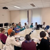 Nell'immagine la riunione operativa dell’equipe del Dipartimento di Chirurgia, del Dipartimento delle Professioni Sanitarie, della Direzione Medica di Presidio e della Direzione Tecnica con il direttore generale dell’Asl AT, Giovanni Gorgoni Nell'immagine la riunione operativa dell’equipe del Dipartimento di Chirurgia, del Dipartimento delle Professioni Sanitarie, della Direzione Medica di Presidio e della Direzione Tecnica con il direttore generale dell’Asl AT, Giovanni Gorgoni