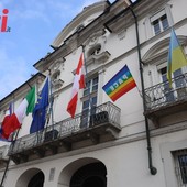 La bandiera ucraina sul balcone del Municipio di Asti (MerfePhoto)