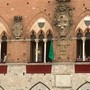 Il Palio di Provenzano a Siena rinviato a domani a causa del maltempo: esposta la bandiera verde