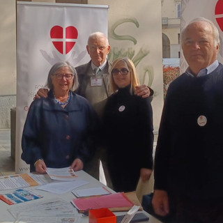 Alcuni volontari della Fondazione ritratti ad un banchetto informativo allestito in piazza Alfieri