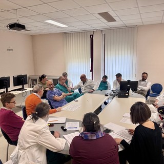 Nell'immagine la riunione operativa dell’equipe del Dipartimento di Chirurgia, del Dipartimento delle Professioni Sanitarie, della Direzione Medica di Presidio e della Direzione Tecnica con il direttore generale dell’Asl AT, Giovanni Gorgoni