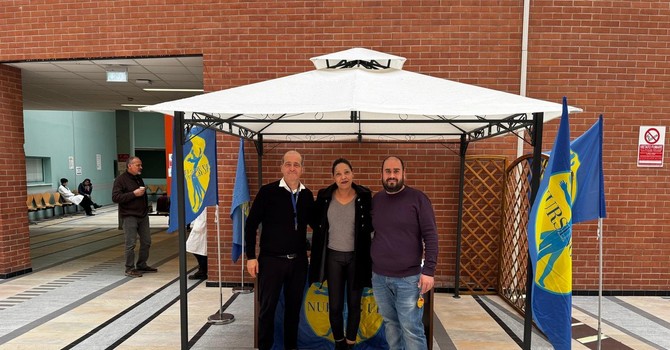Immagine d'archivio di un gazebo del Nursing Up Immagine d'archivio di un gazebo del Nursing Up