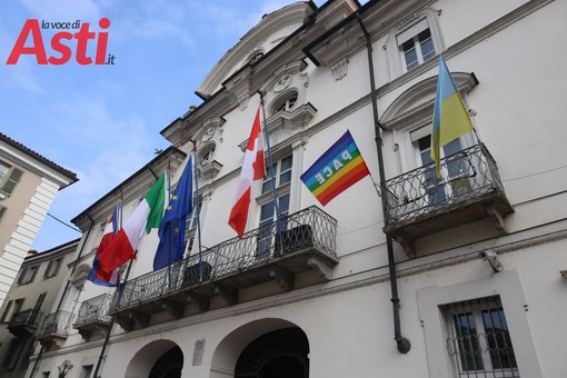La bandiera ucraina sul balcone del Municipio di Asti (MerfePhoto)