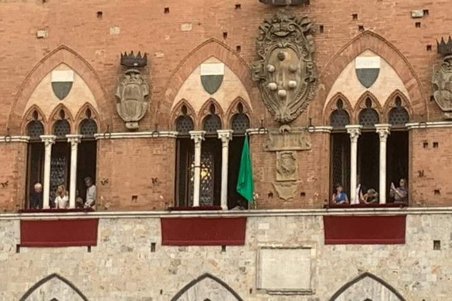 Il Palio di Provenzano a Siena rinviato a domani a causa del maltempo: esposta la bandiera verde