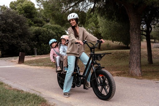 Bici elettrica 2 posti: la soluzione pratica per famiglia, coppia e piccoli spostamenti quotidiani Bici elettrica 2 posti: la soluzione pratica per famiglia, coppia e piccoli spostamenti quotidiani