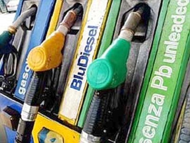 Accise mobili e caro carburante: da domani addio allo sconto sul gasolio Accise mobili e caro carburante: da domani addio allo sconto sul gasolio