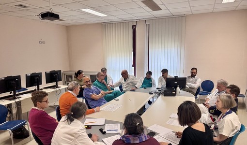 Nell'immagine la riunione operativa dell’equipe del Dipartimento di Chirurgia, del Dipartimento delle Professioni Sanitarie, della Direzione Medica di Presidio e della Direzione Tecnica con il direttore generale dell’Asl AT, Giovanni Gorgoni