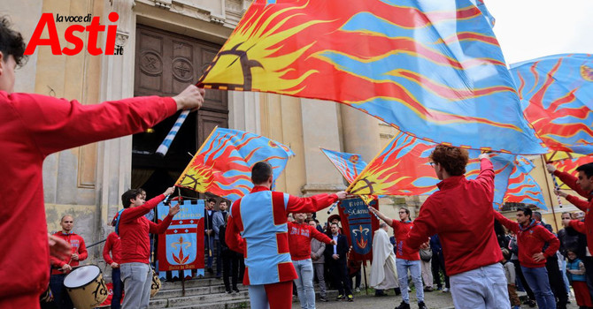 Emanuele Filiberto di Savoia al Palio di Asti: Santa Caterina risponde alle polemiche Emanuele Filiberto di Savoia al Palio di Asti: Santa Caterina risponde alle polemiche