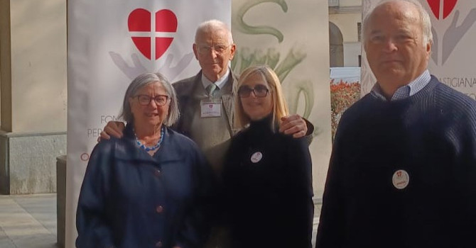 Alcuni volontari della Fondazione ritratti ad un banchetto informativo allestito in piazza Alfieri